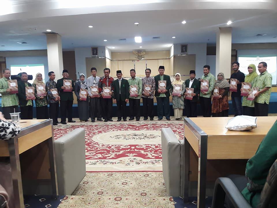 Gambar Rektor Berikan DIPA Anggaran tahun 2018 kepada Para Pimpinan Universitas, Fakultas dan Lembaga